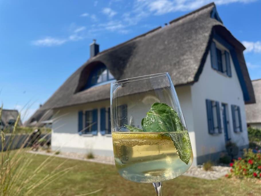 Reetdachhaus Seasons Mit Kamin & Sauna Groß Schwansee Екстериор снимка